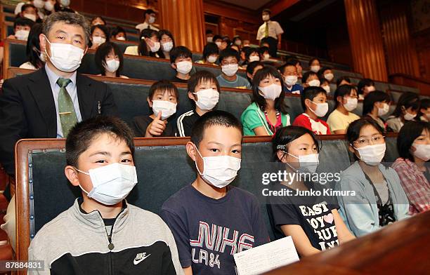 Elementary school students on study tour at House of Councillors wear facemasks on May 21, 2009 in Tokyo, Japan. In order to prevent the spread of...