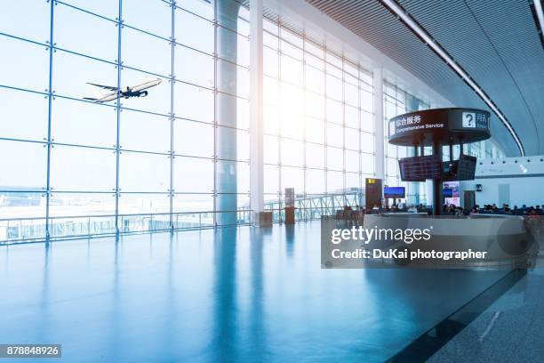 empty airport terminal waiting area - sala de espera fotografías e imágenes de stock