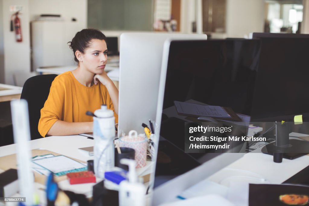 Jovem mulher de negócios usando a mesa digitalizadora no balcão