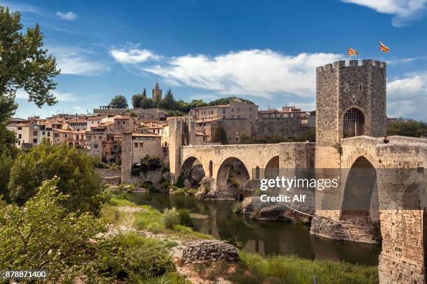romanesque bridge in besalú - girona spain - gerona city fotografías e imágenes de stock