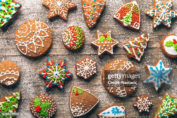 christmas gingerbread cookies on wooden table - gingerbread biscuit stock pictures, royalty-free photos & images