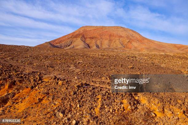 volcanic rock formations in fuerteventura - montaña roja - montaña stock pictures, royalty-free photos & images