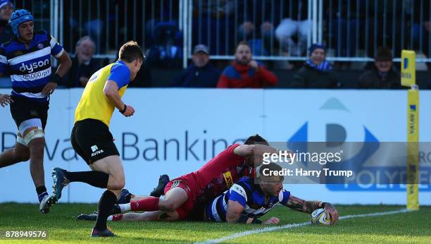 Matt Banahan of Bath Rugby scores his sides fourth try during the Aviva Premiership match between Bath Rugby and Harlequins at the Recreation Ground...