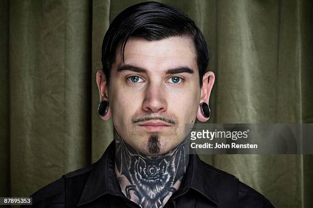 portrait of man with neck tattoo - goth photos et images de collection