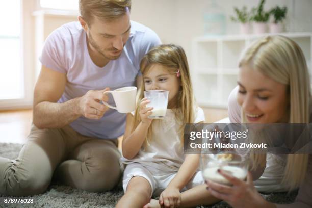 familie ochtend. - coffee milk stockfoto's en -beelden