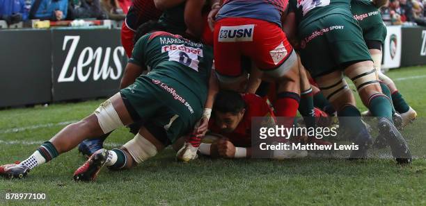 Alafoti Faosiliva of Worcester Warriors scores try during the Aviva Premiership match between Leicester Tigers and Worcester Warriors at Welford Road...