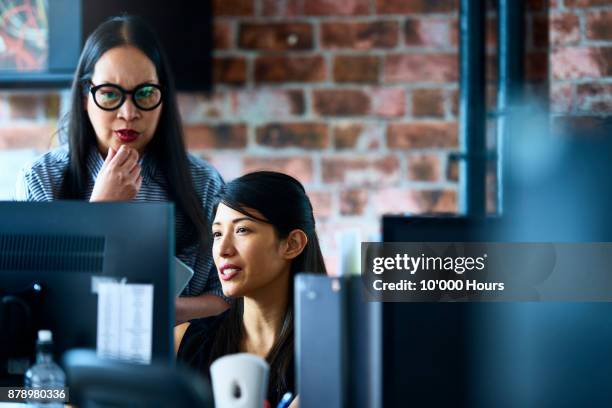 women working in modern office - etnias asiáticas e indias - fotografias e filmes do acervo