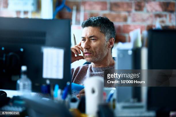 man working in modern office - scherpte stockfoto's en -beelden