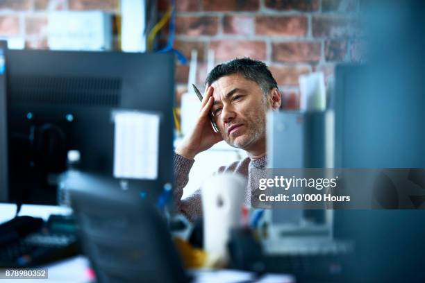 man working in modern office - stanchezza foto e immagini stock