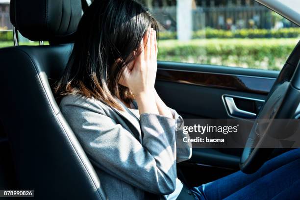 traurige geschäftsfrau fahrer sitzt im auto - fear stock-fotos und bilder