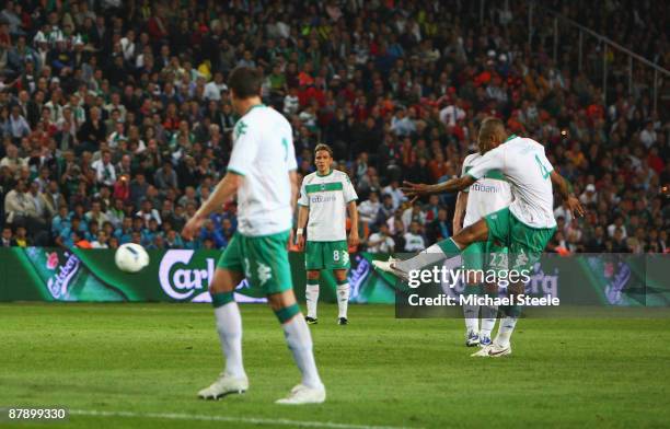 Naldo of Werder Bremen shoots to score his free kick during the UEFA Cup Final between Shakhtar Donetsk and Werder Bremen at the Sukru Saracoglu...