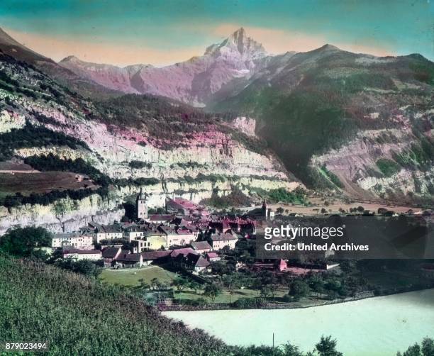 We leave the steamer in Villeneuve and hurry from there through the valley of the Rhone with the Simplon railway in several towns over to the...