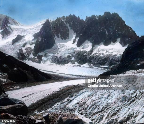 We choose not to travel the same route as before, but cross the Talefre Glacier to the southeast and get to the left side of the glacier fall into...