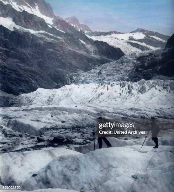 The ice is in the large prints malleable or plastic, breaks but quickly broken in train, and so caused the glacier fractures and crevasses how those...