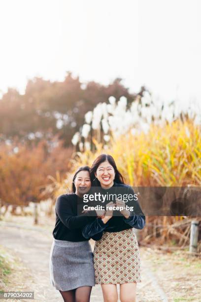 jonge vrienden genieten van in de herfst - japanese short skirts stockfoto's en -beelden