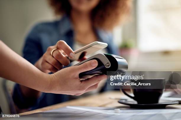 pago con sólo un toque - credit card reader fotografías e imágenes de stock