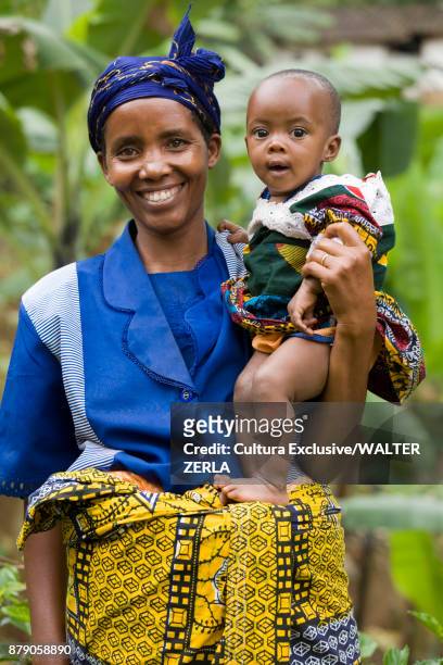 portrait of mother with child, masango, cibitoke, burundi, africa - burundi fotografías e imágenes de stock