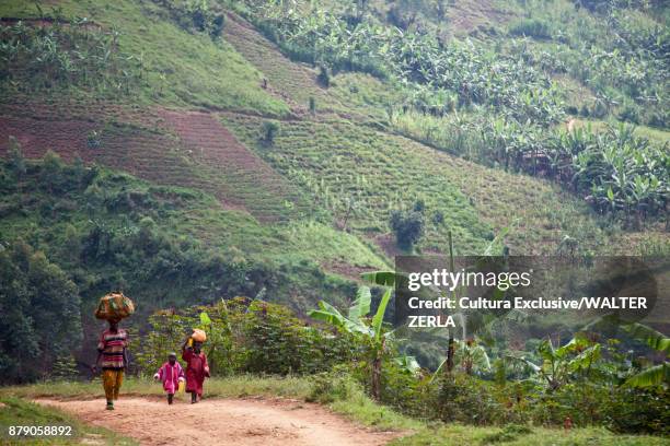 villagers carrying sacks on head, masango, cibitoke, burundi, africa - burundi east africa ストックフォトと画像