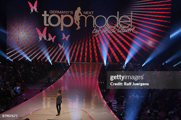 Heidi Klum performs during the PRO7 TV show "Germany's Next Topmodel - Final" at the Lanxess Arena on May 21, 2009 in Cologne, Germany.