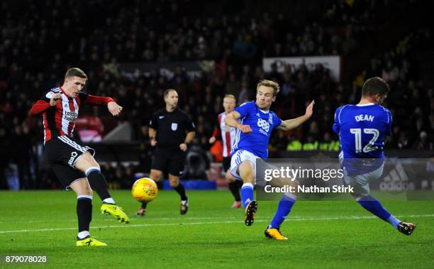 John Lundstram of Sheffield United shoots at goal during the Sky Bet Championship match between Sheffield United and Birmingham City at Bramall Lane...