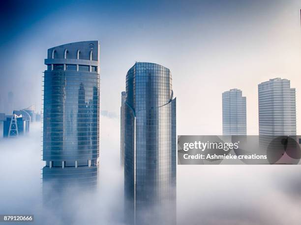 cloud typologies - skyscraper fotografías e imágenes de stock