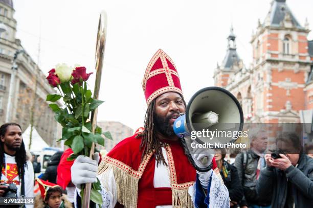 November 25th, Amsterdam. Patrick Mathurin, who play this year again the new St. Nicholas arrived on his boat with his helpers to start the party and...