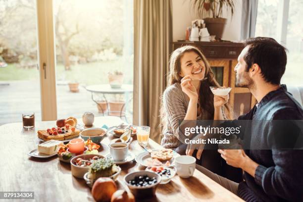 lyckligt par njuter av frukost tillsammans - couple breakfast bildbanksfoton och bilder