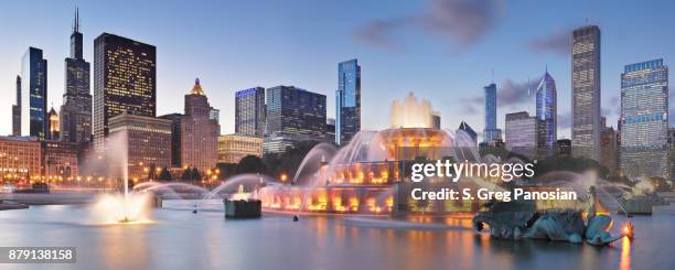 fuente buckingham + skyline por la noche - chicago - cook county illinois fotografías e imágenes de stock