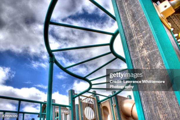 monkey bars - columpio de barras fotografías e imágenes de stock