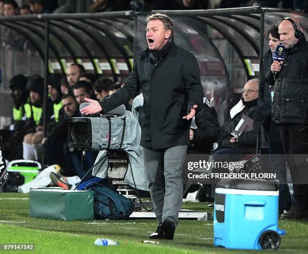 Metz' French head coach Frédéric Hantz reacts during the French L1 football match Metz vs Amiens on November 25, 2017 at the Saint-Symphorien stadium...