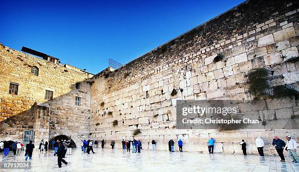 temple courtyard with faithful praying - klagemauer stock-fotos und bilder