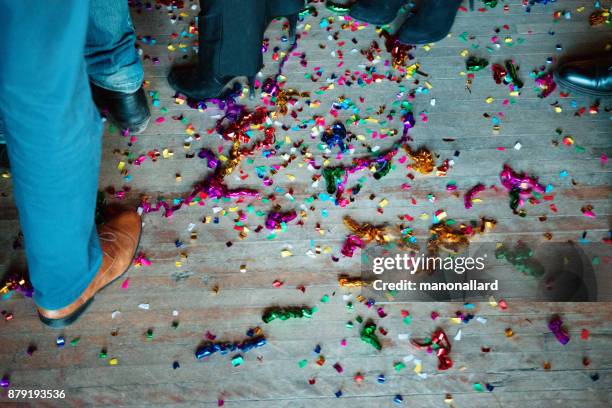 new years eve in een bar tussen groep collega's en collega 's - confetti floor stockfoto's en -beelden