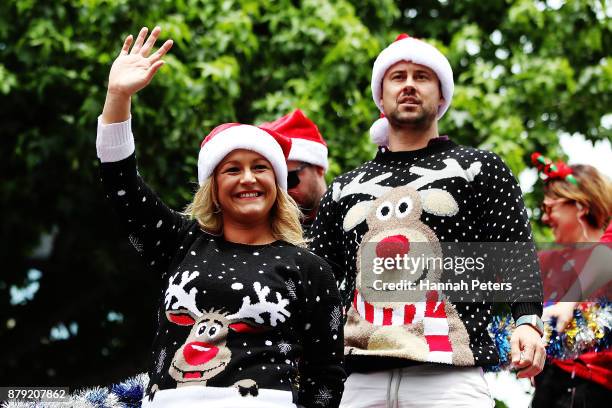 Toni Street waves to the crowds during the annual Farmers Santa Parade on November 26, 2017 in Auckland, New Zealand. The Farmers Santa Parade has...