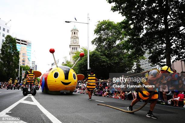 Floats take part in the annual Farmers Santa Parade on November 26, 2017 in Auckland, New Zealand. The Farmers Santa Parade has brought joy to the...