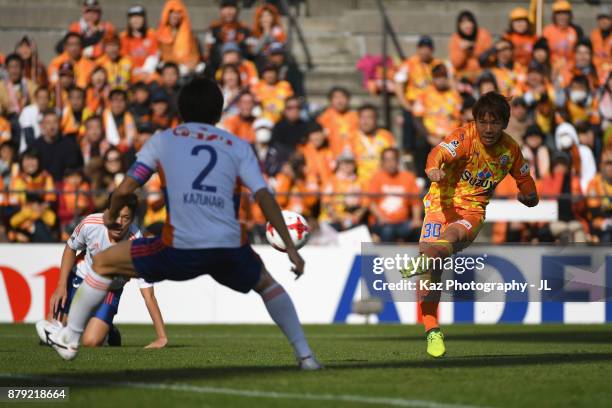 Shota Kaneko of Shimizu S-Pulse shoots at goal during the J.League J1 match between Shimizu S-Pulse and Albirex Niigata at IAI Stadium Nihondaira on...