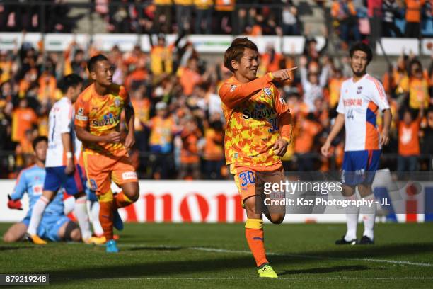Shota Kaneko of Shimizu S-Pulse celebrates scoring the opening goal during the J.League J1 match between Shimizu S-Pulse and Albirex Niigata at IAI...