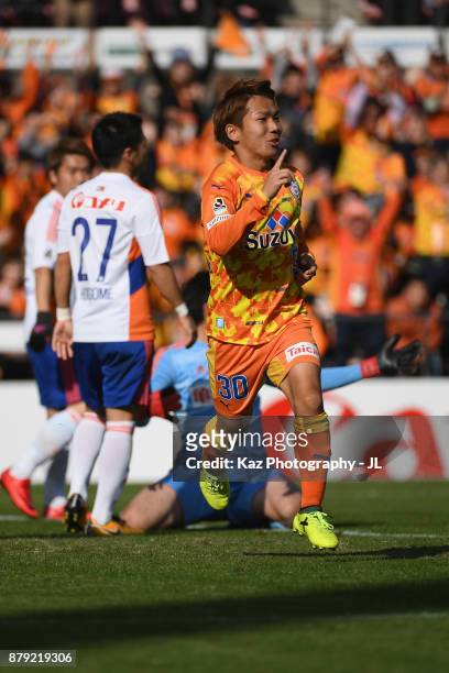 Shota Kaneko of Shimizu S-Pulse celebrates scoring the opening goal during the J.League J1 match between Shimizu S-Pulse and Albirex Niigata at IAI...
