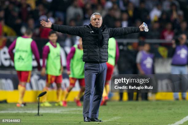 Roberto Hernandez, coach of Morelia gives instructions to his players during the quarter finals second leg match between Morelia and Toluca as part...