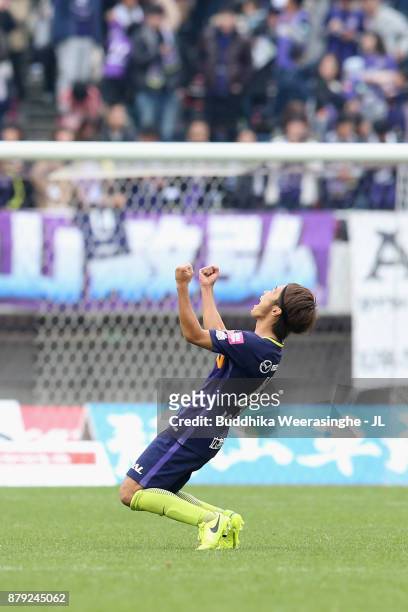 Kenta Mukuhara of Sanfrecce Hiroshima celebrates his side's 2-1 victory in the J.League J1 match between Sanfrecce Hiroshima and FC Tokyo at Edion...