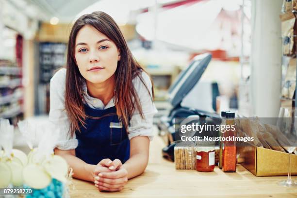 porträt von zuversichtlich deli inhaber an kasse - neustockimages stock-fotos und bilder