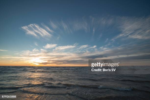 cirrus uncinus cloud over the baltic sea, sunset - 巻雲 ストックフォトと画像