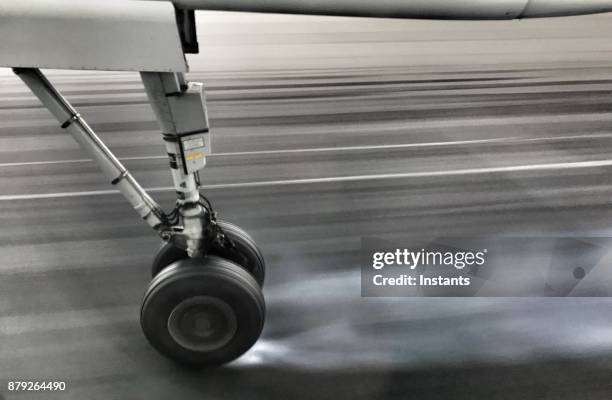 rueda de pequeño avión en la pista del aeropuerto. - aterrizar fotografías e imágenes de stock