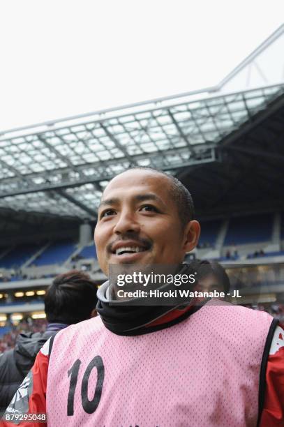 Shinji Ono of Consadole Sapporo celebrates his side's 1-0 victory in the J.League J1 match between Gamba Osaka and Consadole Sapporo at Suita City...