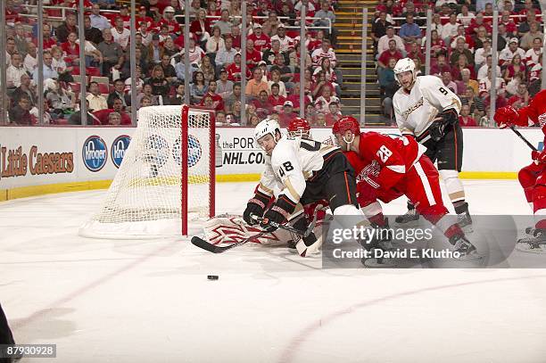 Anaheim Ducks Andrew Ebbett in action vs Detroit Red Wings Brian Rafalski . Game 7. Detroit, MI 5/14/2009 CREDIT: David E. Klutho