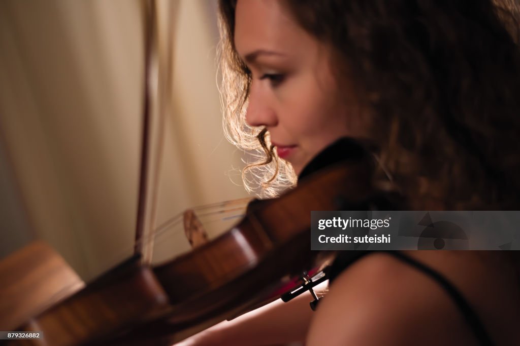 Weibliche Musiker spielen Violine