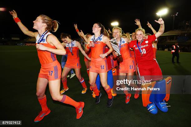 The Netherlands celebrate after winning the Hockey World League final between New Zealand and Netherlands at Rosedale Park on November 26, 2017 in...