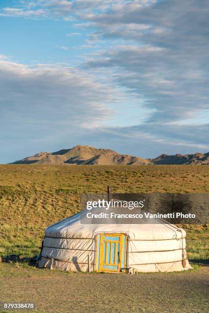 mongolian nomadic ger and mountains in the background. bayandalai district, south gobi province, mongolia. - binnen mongolië stockfoto's en -beelden