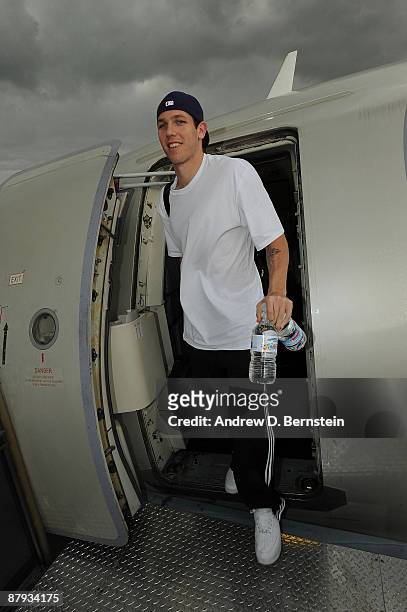 Luke Walton of the Los Angeles Lakers arrives in Denver for Games 3 and 4 of the Western Conference Finals during the 2009 NBA Playoffs at Denver...