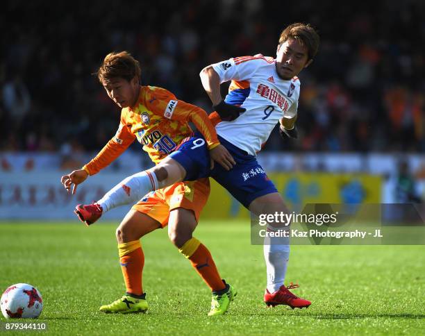 Shota Kaneko of Shimizu S-Pulse and Ryohei Yamazaki of Albirex Niigata compete for the ball during the J.League J1 match between Shimizu S-Pulse and...