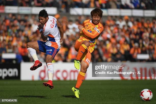 Shota Kaneko of Shimizu S-Pulse and Rony of Albirex Niigata compete for the ball during the J.League J1 match between Shimizu S-Pulse and Albirex...